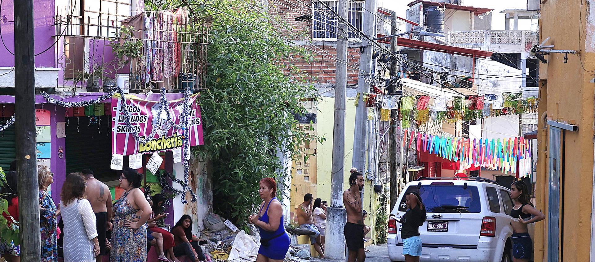 Personas salieron a la calle en Acapulco.