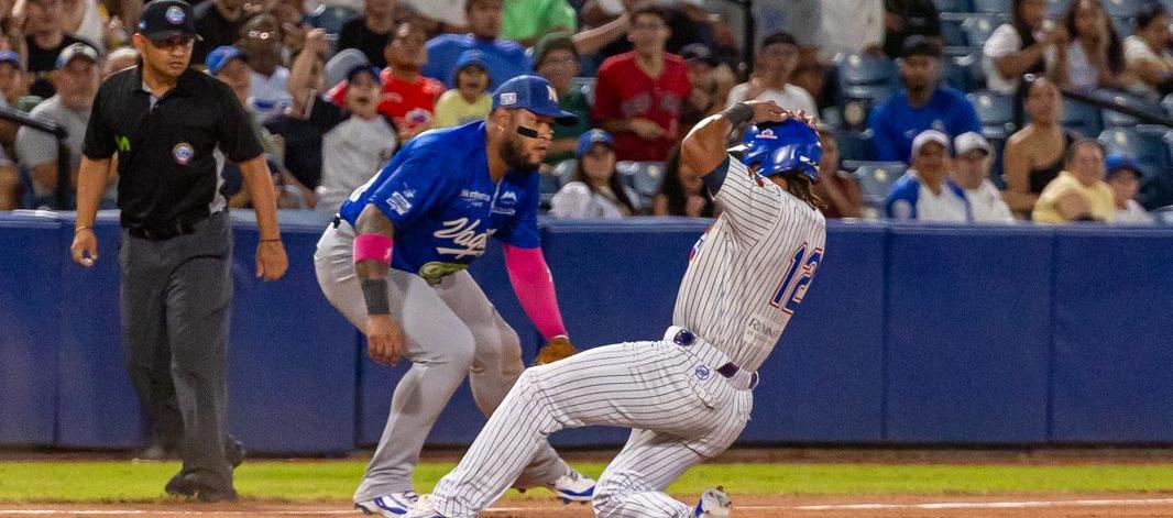 Carlos Arroyo, corredor de Caimanes, llega a salvo a tercera base.