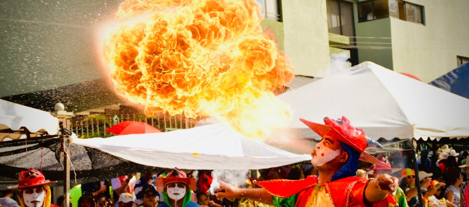 Danzas y comparsas en los desfiles.