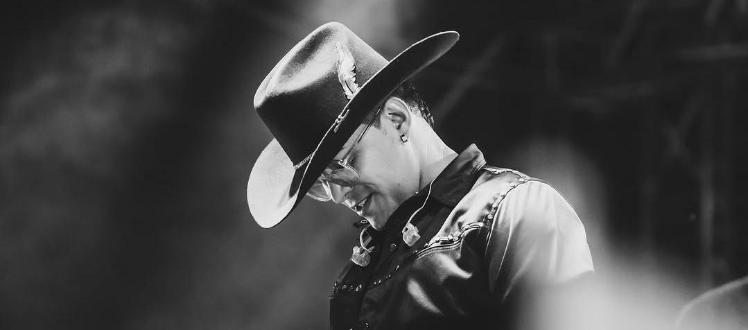 El cantante de música popular lanzó ocho álbumes. 