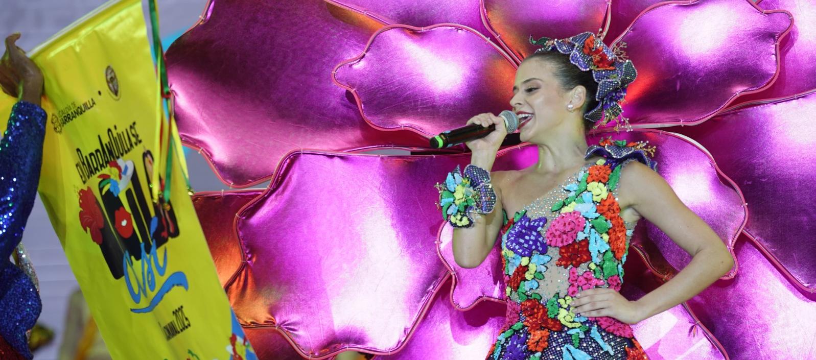 Tatiana Angulo, Reina del Carnaval 2025 leyendo su Bando. 