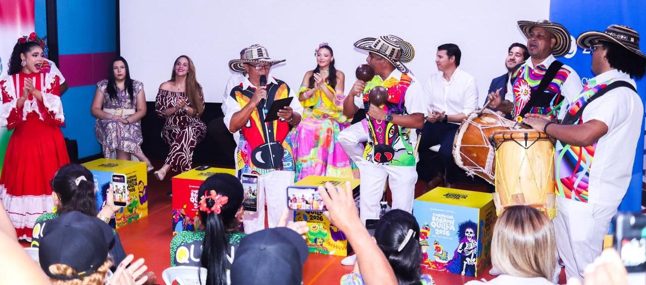 Directivos de las distintas clínicas aliadas junto a los Reyes del Carnaval.