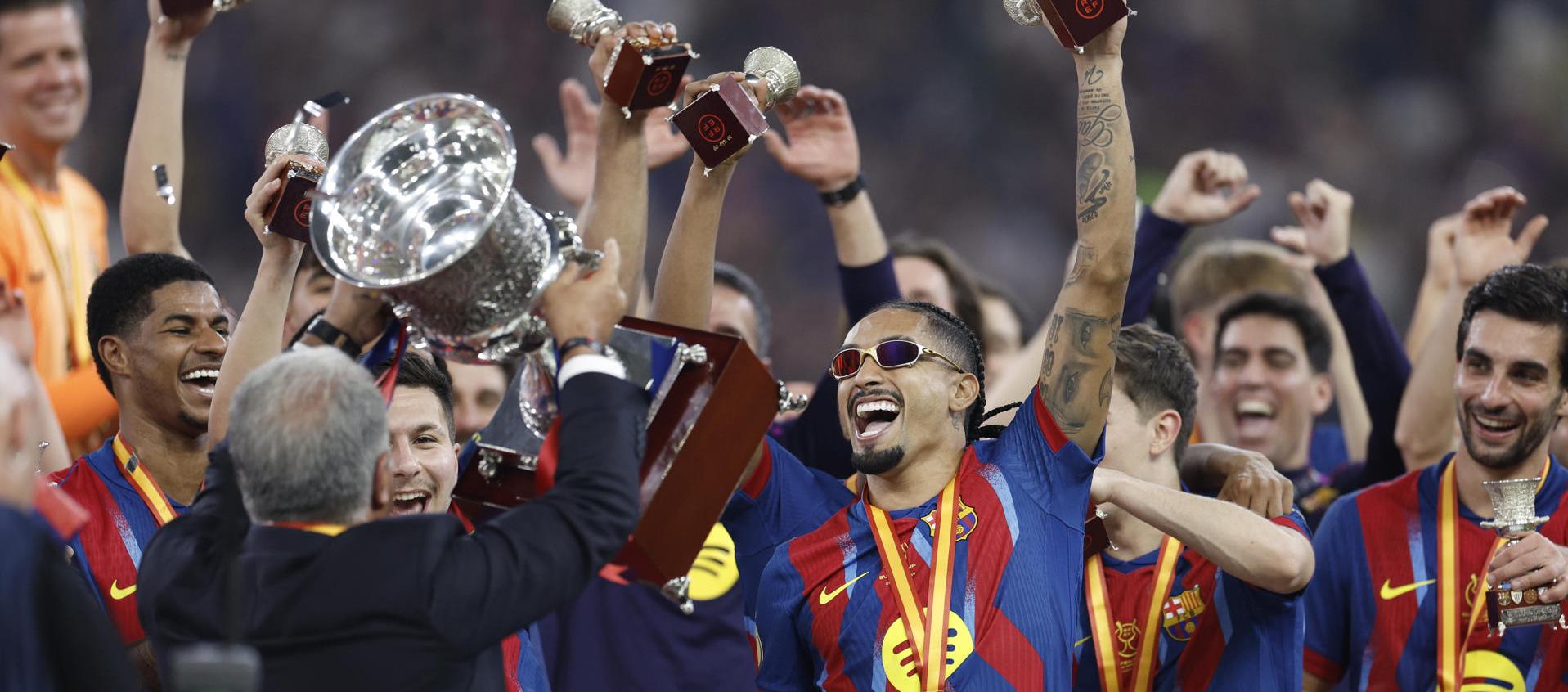 Los jugadores del Barcelona celebran su título.