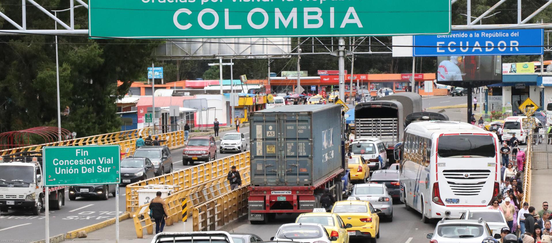 Camiones en frontera Colombia-Ecuador.