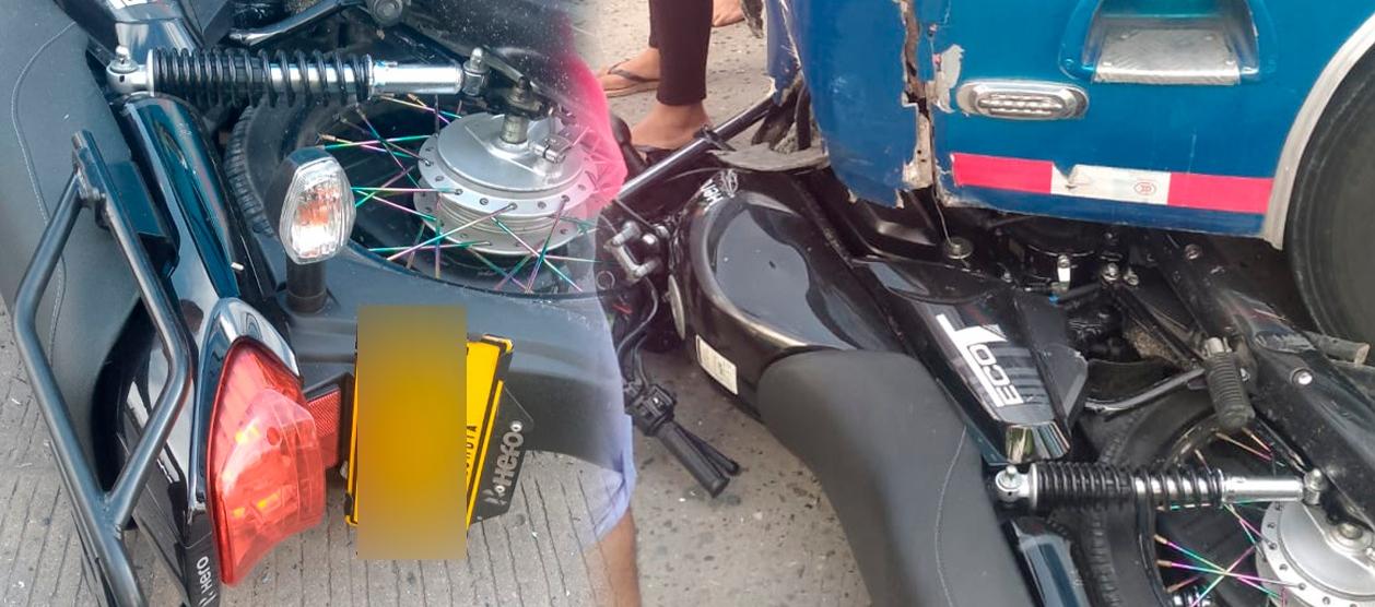 La moto y el bus involucrados en el accidente. 