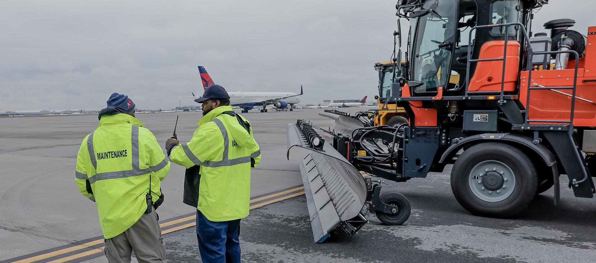 Funcionarios muestran equipos para remover nieve y hielo en el Aeropuerto Internacional Hartsfield-Jackson de Atlanta. 
