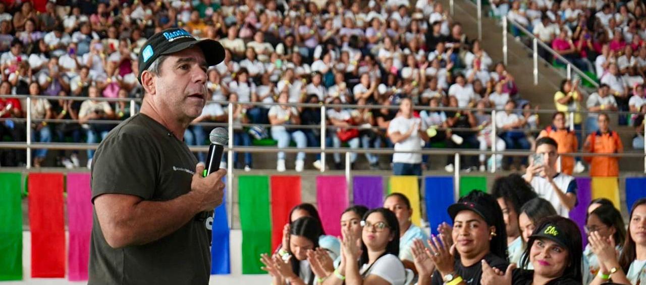 Alcalde Alejandro Char con talento humano del programa de Primera Infancia.