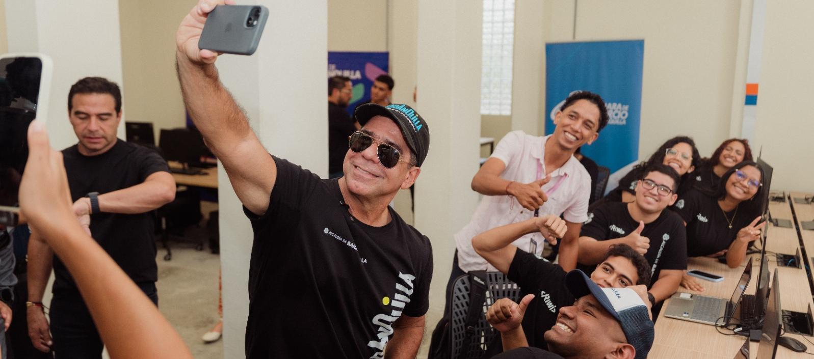 Alcalde Alejandro Char con jóvenes que hacen parte de Riwi. 