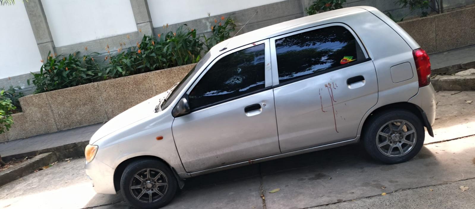 El vehículo en que se movilizaban las víctimas en la parte externa del Camino Murillo. 