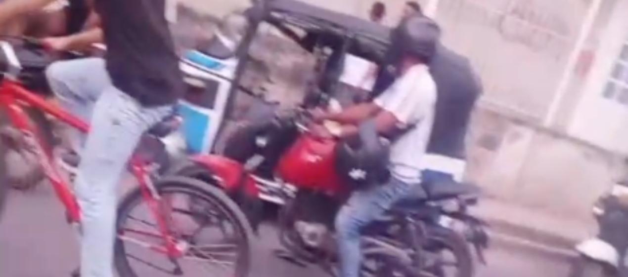 El conductor de este motocarro fue baleado en la tarde de este viernes. 