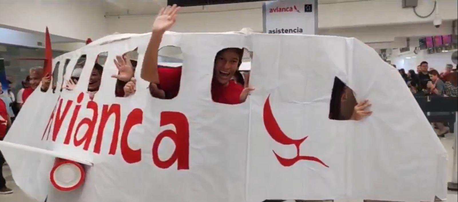 Familia caleña en el Aeropuerto Internacional Alfonso Bonilla Aragón.
