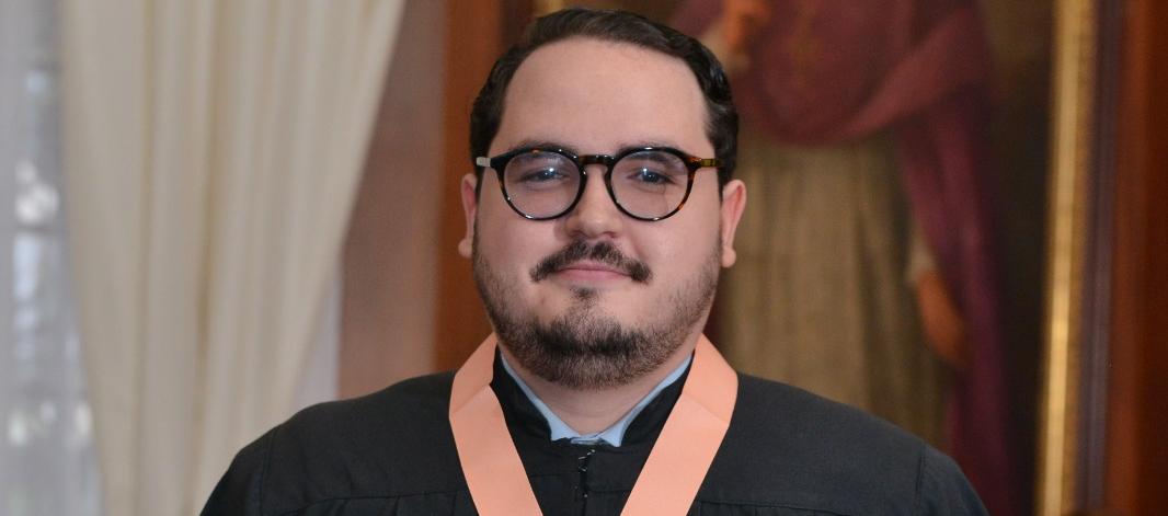 Eduardo José Restrepo Caballero tras graduarse con honores. 