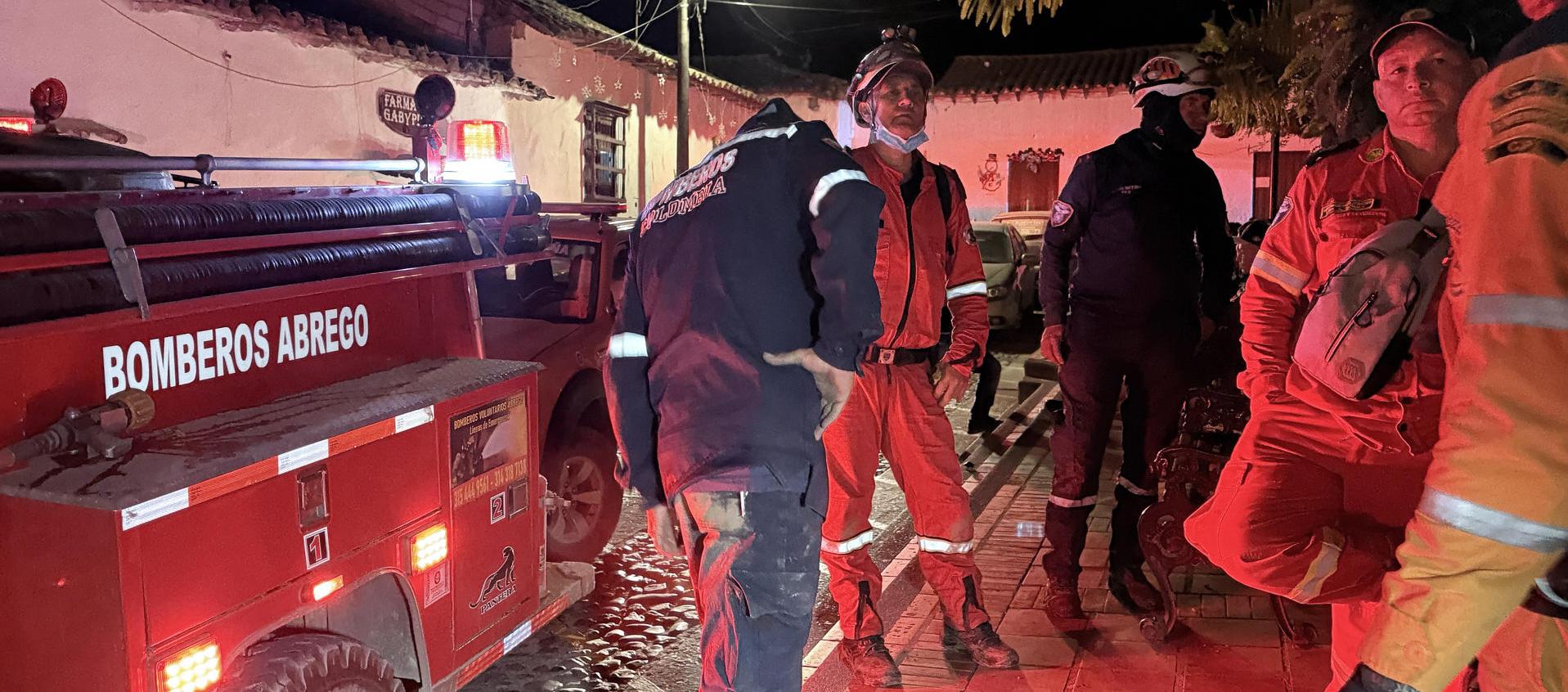 Integrantes de los Bomberos acompañan el operativo de rescate de los cuerpos del accidente aéreo. 