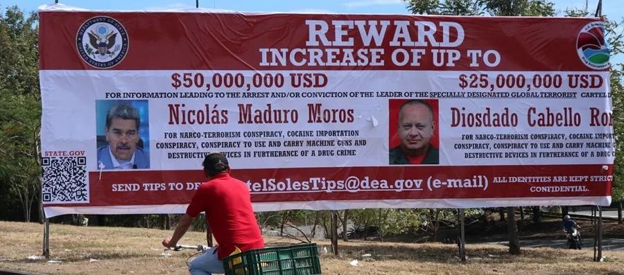 Uno de los carteles con la recompensa y las imágenes de Nicolás Maduro y Diosdado Cabello.