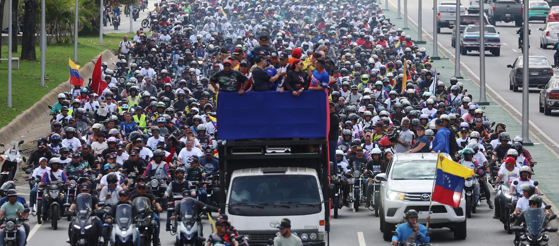 Simpatizantes del oficialismo participaron en una caravana este martes, en Caracas. 