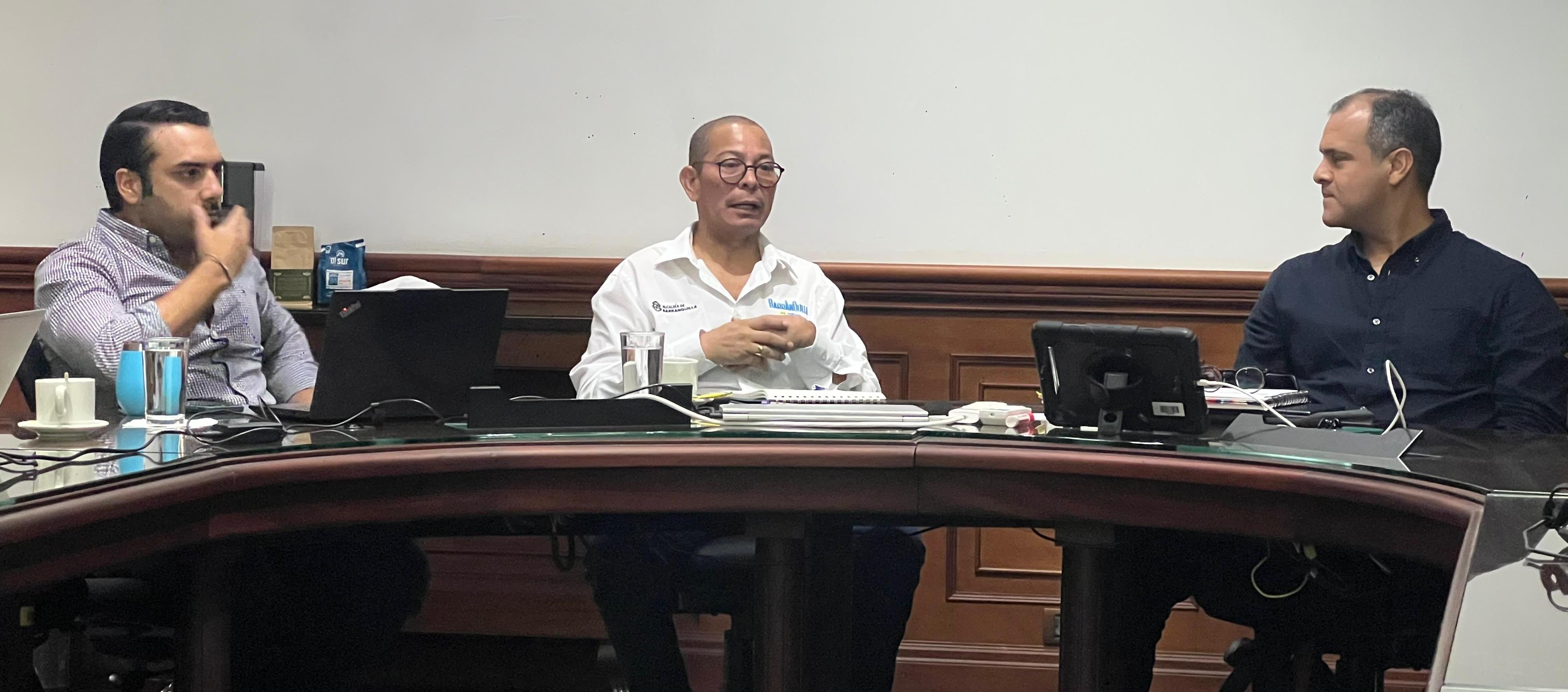 El Secretario Juan Carlos Ospino con representantes del Concejo Distrital de Patrimonio. 