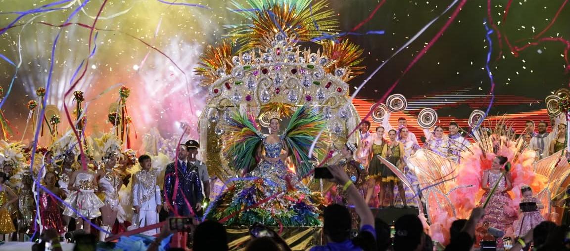 La Reina Sharon Hurtado tras recibir su corona.