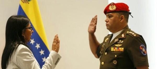 Delcy Rodríguez y el general Gustavo González López.