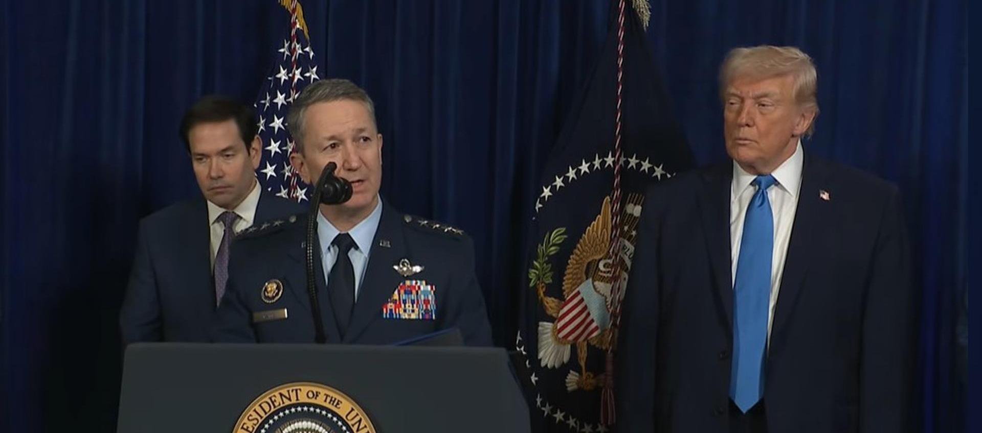 Donald Trump con sus funcionarios ofreciendo la rueda de prensa. 