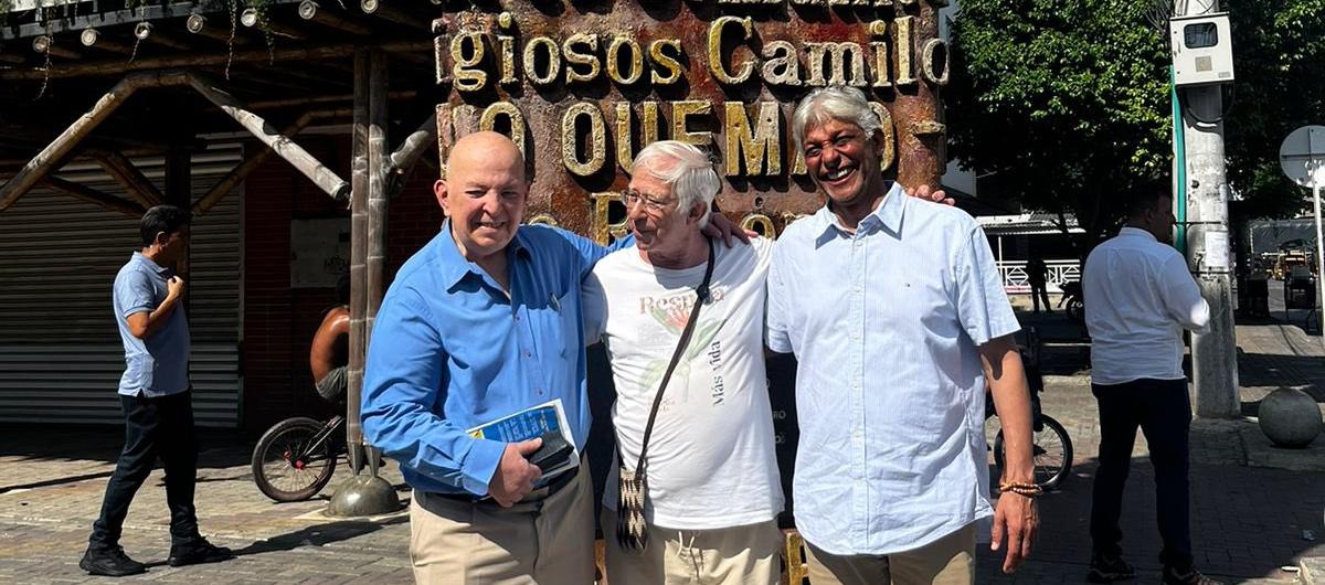 El consejero Comisionado para la Paz, Otty Patiño; el padre Cyrillus Swinne y Cristóbal Padilla, director de Colombia Compra Eficiente.