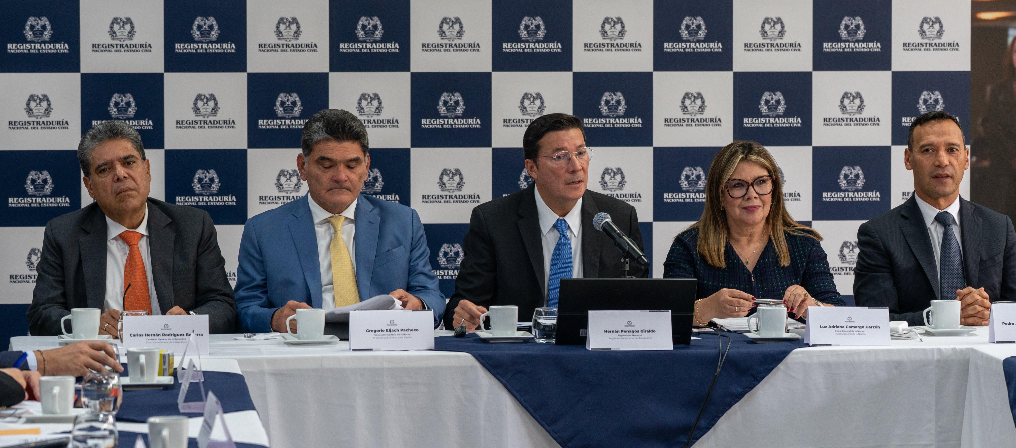 El Contralor Carlos Hernán Rodríguez, el Procurador Gregorio Eljach, el Registrador Hernán Penagos, la Fiscal Luz Adriana Camargo y el Ministro de Defensa Pedro Sánchez.