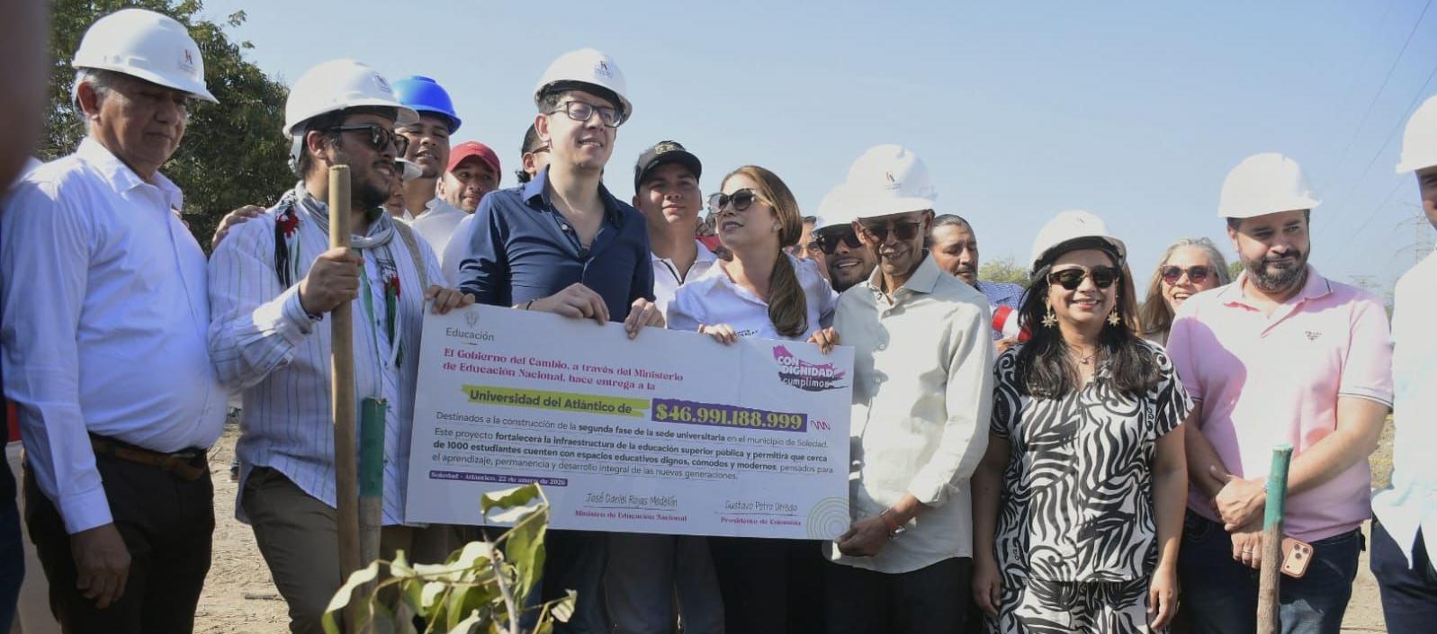 El ministro de Educación, Daniel Rojas, en la reactivación de la obra.