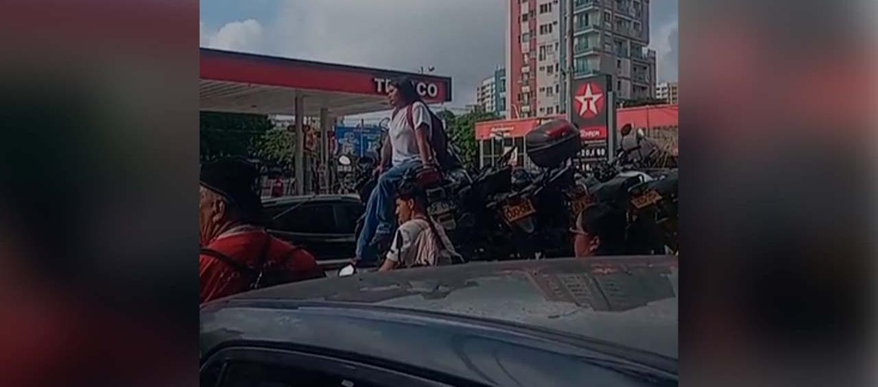 Motociclista se sube a la grúa en protesta por la inmovilización de su vehículo