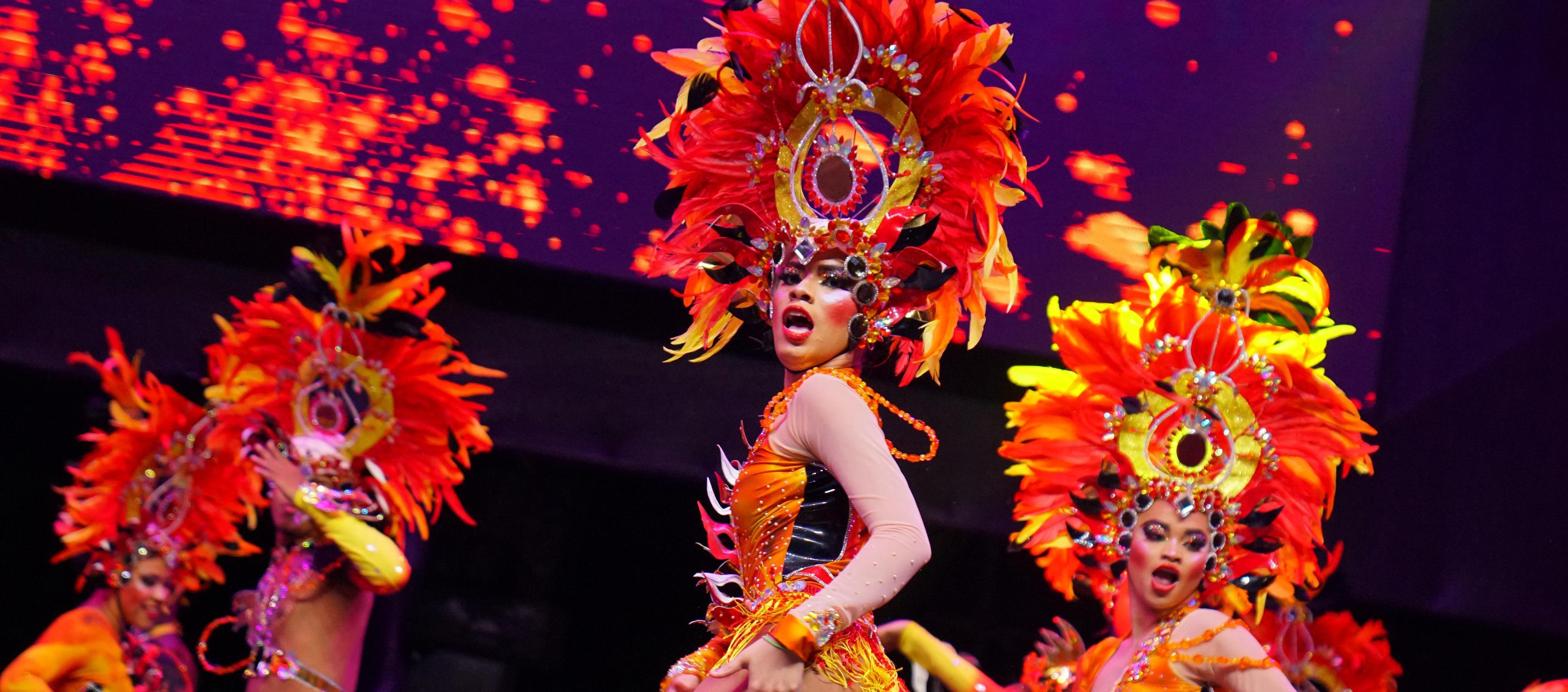 Se presentaron más de cien comparsas tanto de fantasía, como de tradición popular. 