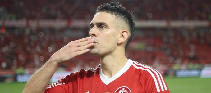 Santos Borré, figura del clásico de Porto Alegre.