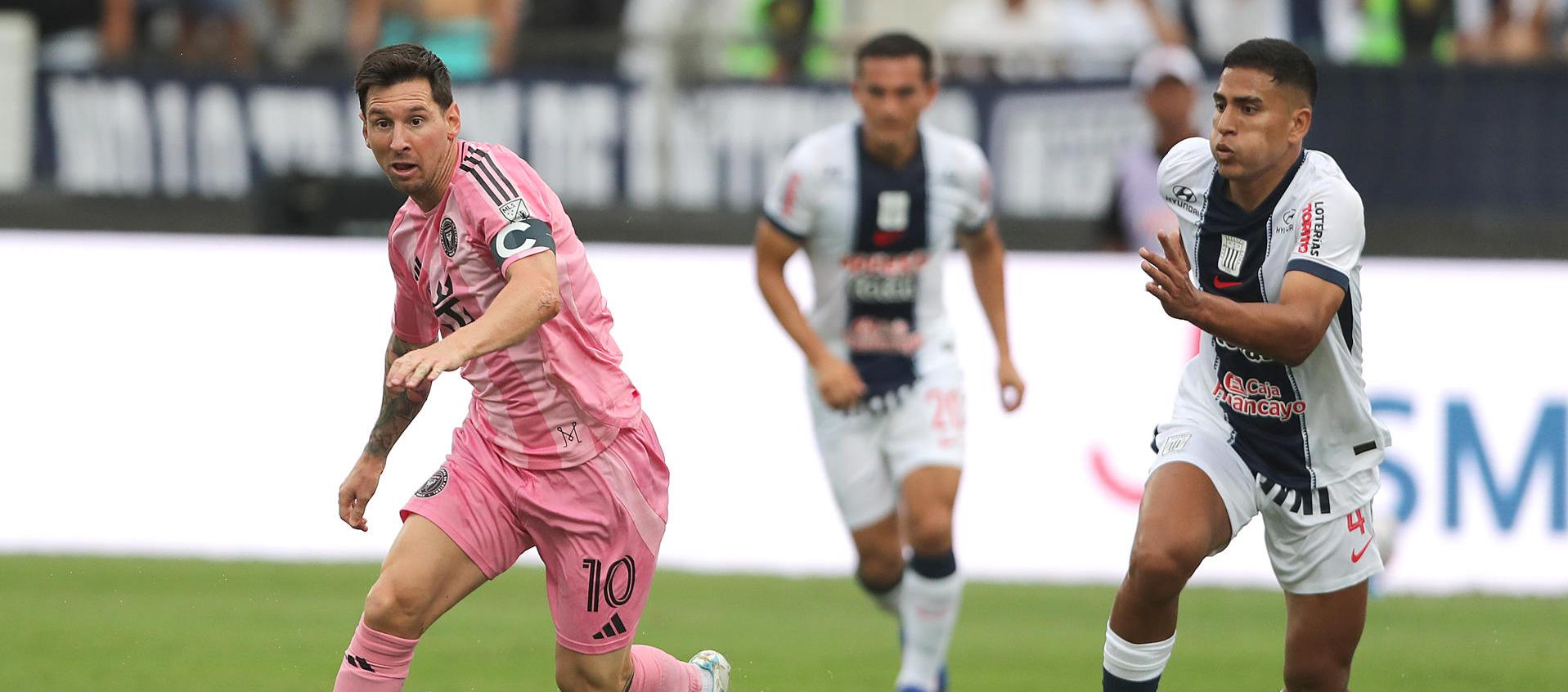 Gianfranco Chávez, de Alianza Lima, disputa el balón con Lionel Messi, de Inter Miami.