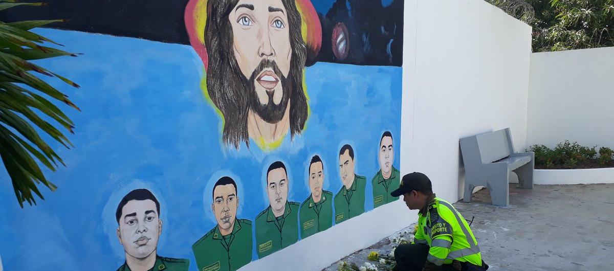 Homenaje a los seis policías fallecidos en el atentado en el lugar donde ocurrió el hecho. 