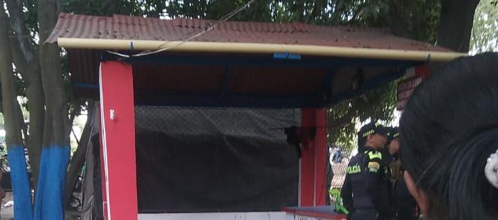 El hombre quedó muerto al interior de este pequeño kiosco. 