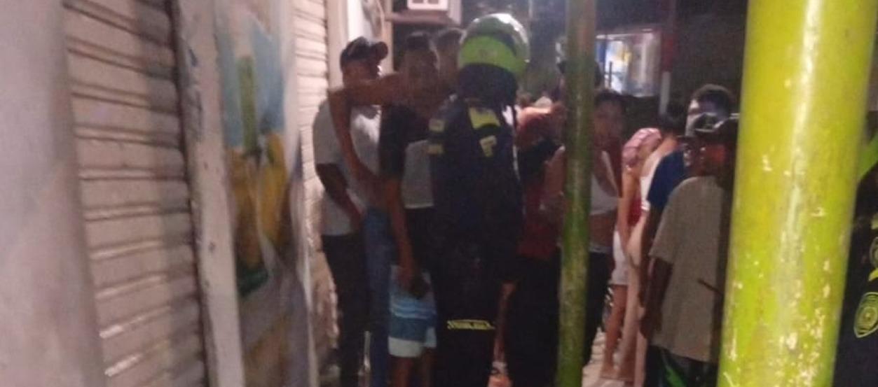 Las personas se aglomeraron en el lugar de los hechos. 