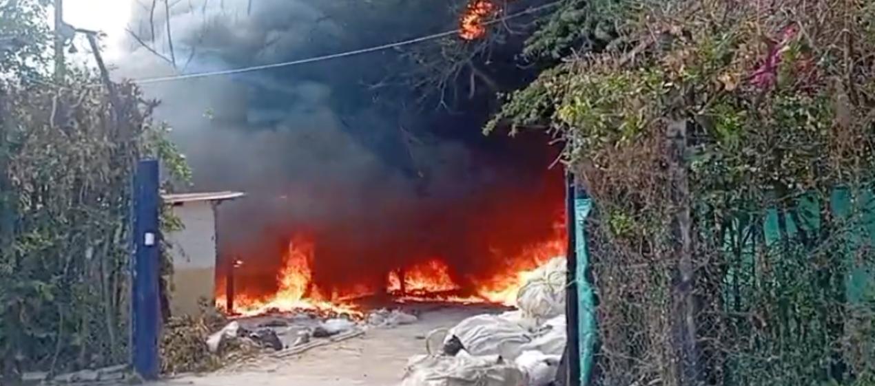 El incendio se presentó en la mañana de este lunes. 