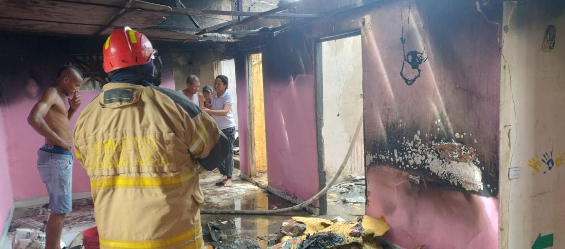 La vivienda tuvo pérdida total tras el incendio. 