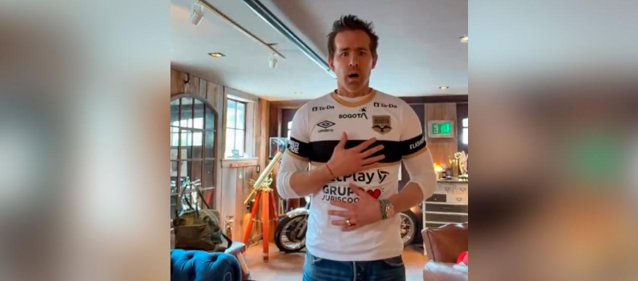 Ryan Reynolds con la camiseta del Inter de Bogotá.