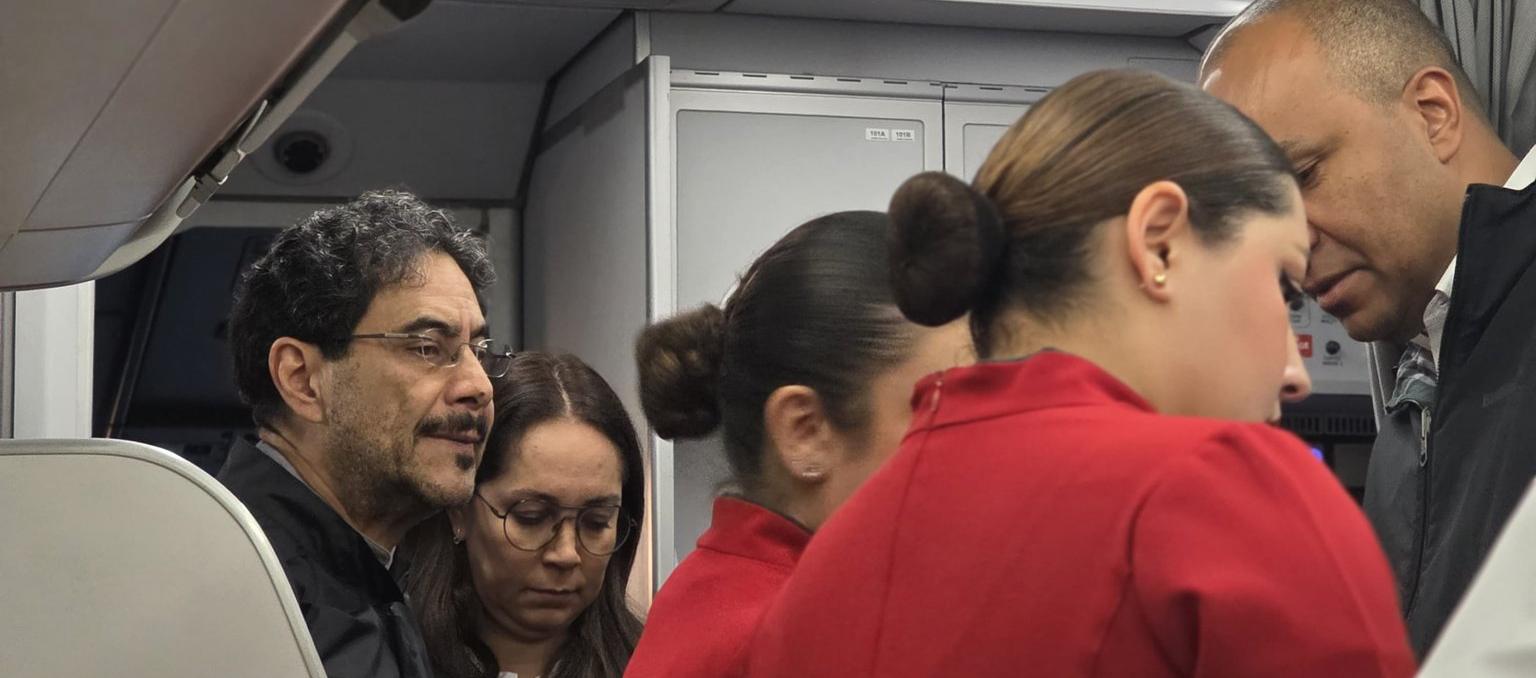 Iván Cepeda montándose en el avión.