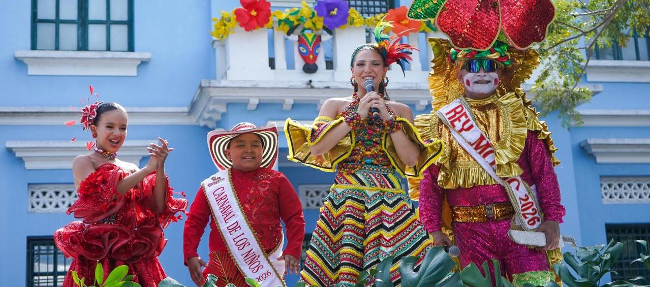 Reyes del Carnaval agradeciendo a los hacedores por seguir enriqueciendo la fiesta.
