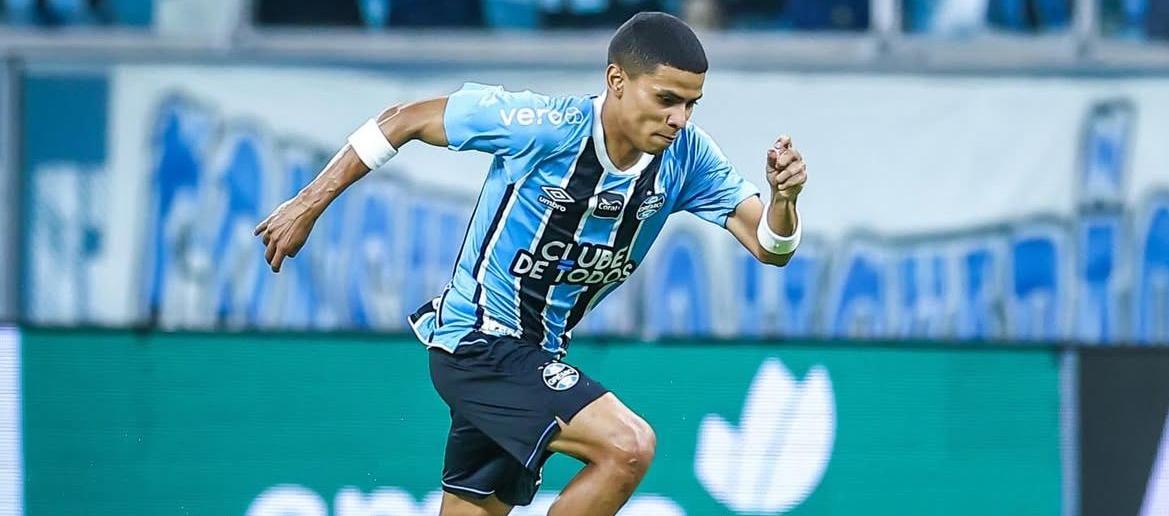 José Enamorado en su primer partido con Gremio.
