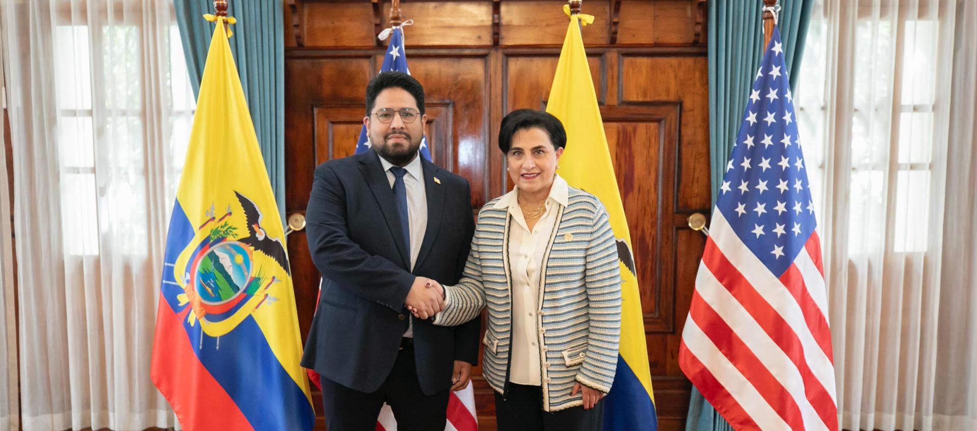 Subsecretario de Guerra de EE.UU. y la ministra de Relaciones Exteriores y Movilidad Humana de Ecuador, Gabriela Sommerfeld.