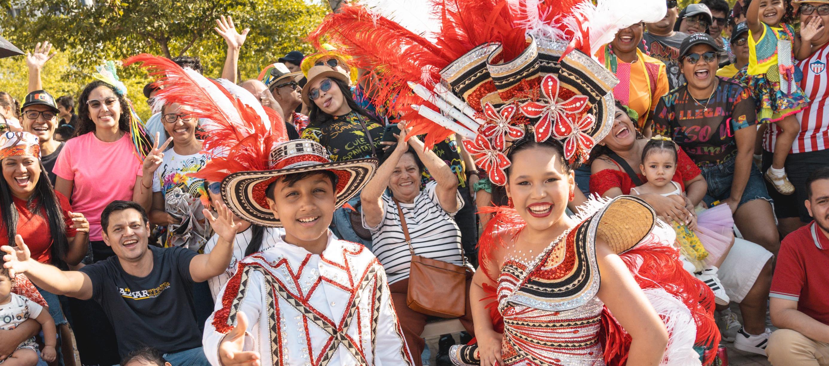 Los reyes infantiles Ashley Gómez y Germán Palomino Montes con los bordilleros.