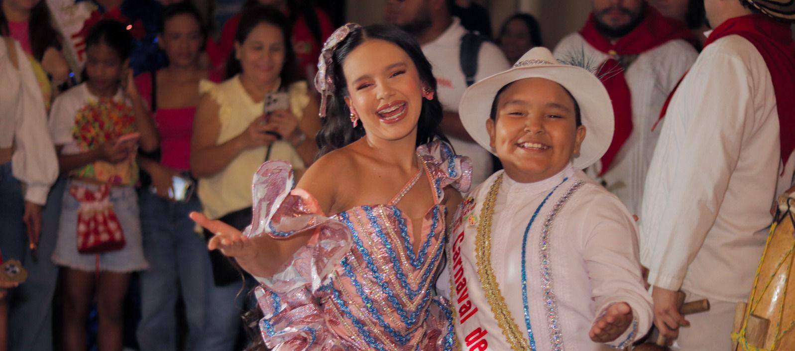Los reyes infantiles Sharon Acosta y Joshua Ortiz.