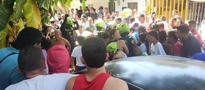 Las personas se aglomeraron en el lugar donde quedaron tendidos los dos hombres. 