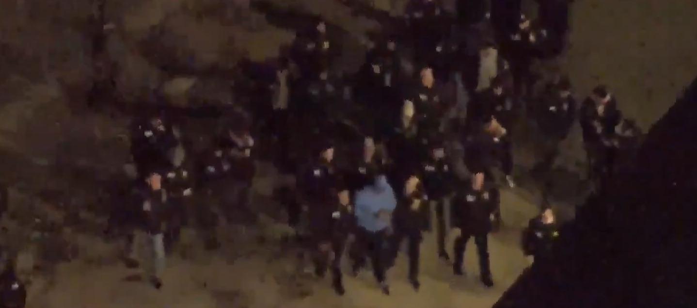 El presidente de Venezuela, Nicolás Maduro (azul), rodeado de agentes del FBI.