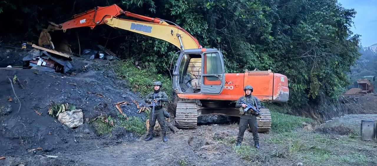 Maquinaria incautada por las autoridades y que eran usadas para la minería ilegal. 