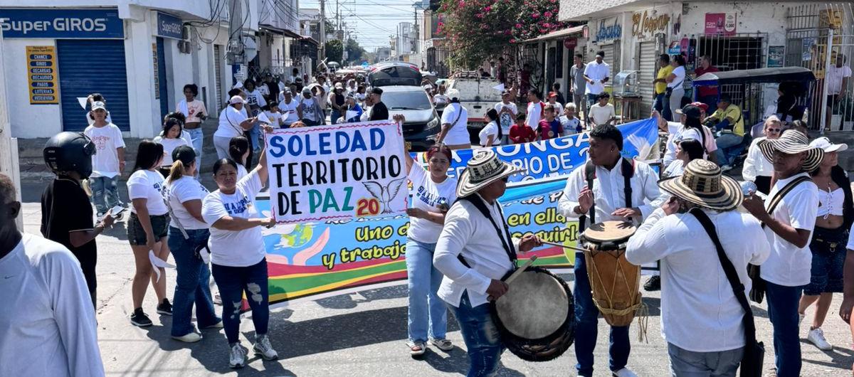 Personas marchan de blanco haciendo por las calles de Barranquilla rumbo a Soledad.