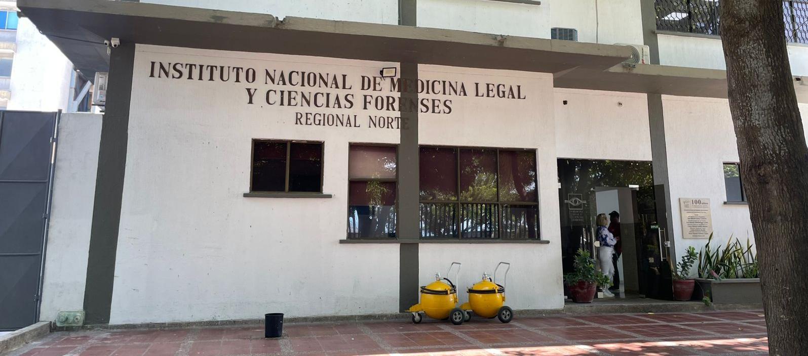 El cuerpo del joven asesinado fue trasladado a Medicina Legal. 