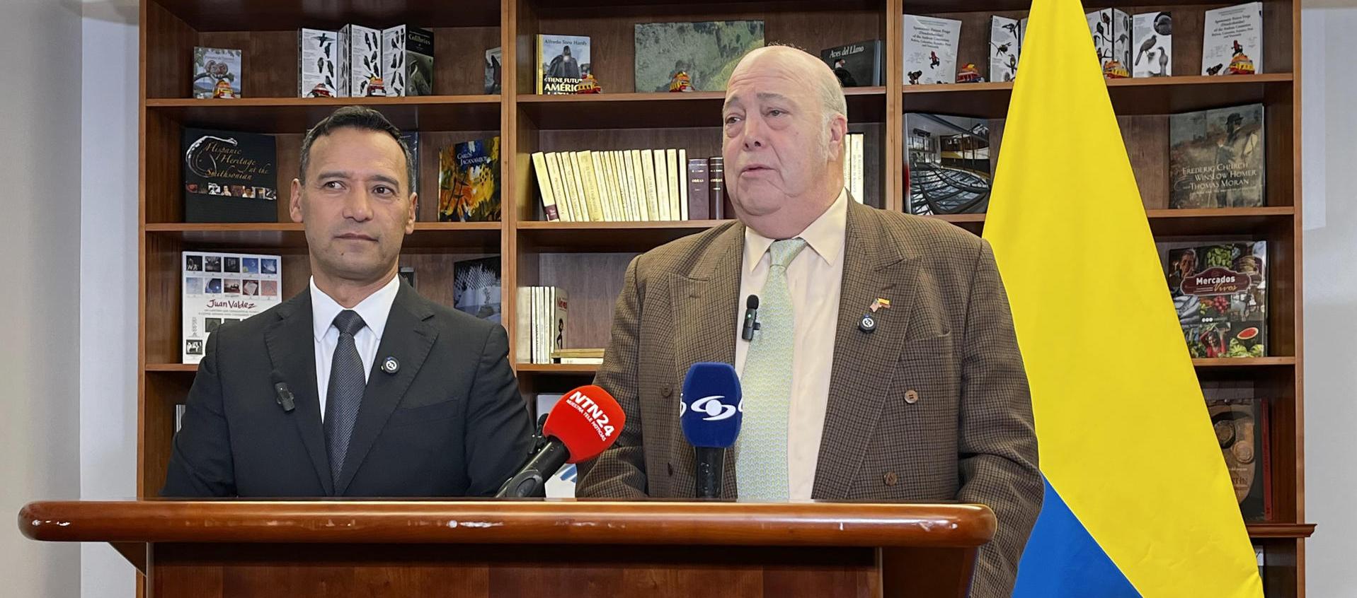 El ministro de Defensa, Pedro Sánchez; y el embajador  de Colombia en EE.UU., Daniel García Peña. 