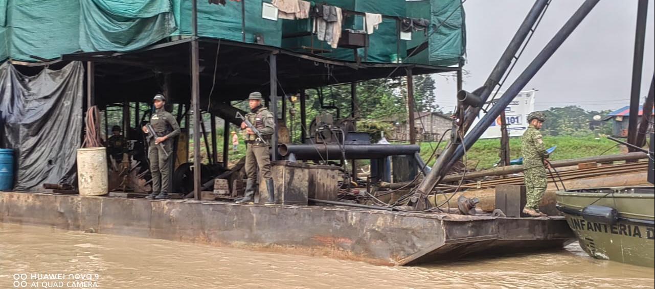 Equipos usados para la minería ilegal e incautados por las autoridades. 