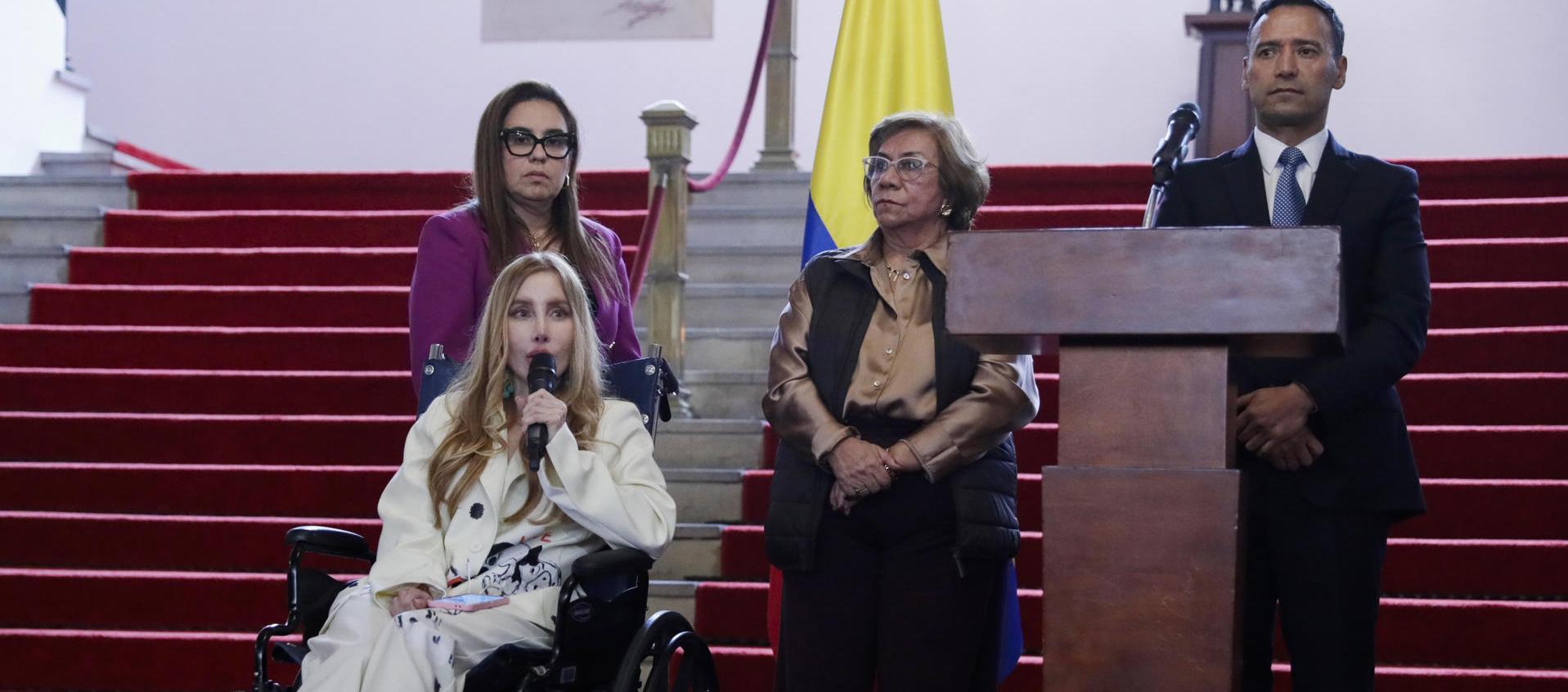 La Ministra de Comercio, Industria y Turismo, Diana Marcela Morales Rojas (i-abajo), habla durante una rueda de prensa este martes